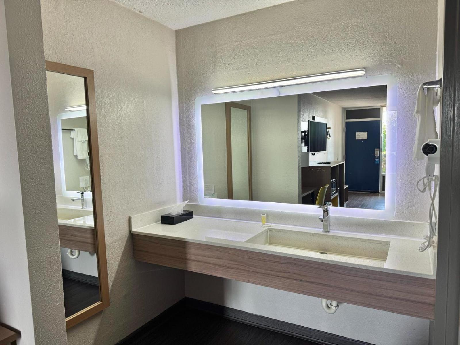 Days Inn By Wyndham Seneca-Clemson Εξωτερικό φωτογραφία