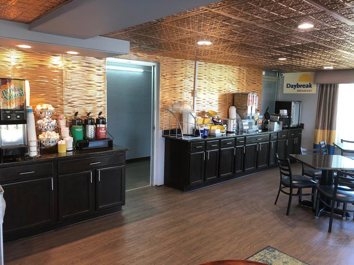 Days Inn By Wyndham Seneca-Clemson Εξωτερικό φωτογραφία